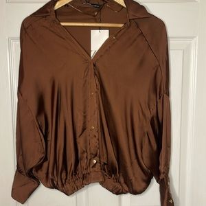 Puff sleeve turned down  collar brown t shirt.